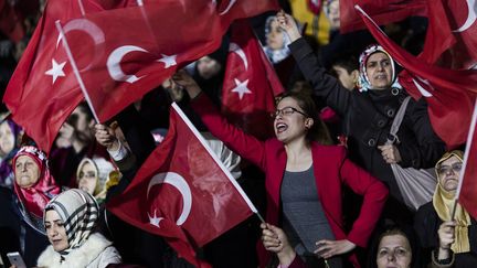 Turquie : des militants se mobilisent en faveur du oui au réfèrendum lors d'un meeting des femmes de l'AKP, le 5 mars 2017. (MAXPPP)