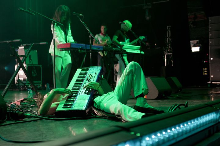 Marlon Magnée sur la scène de l'Olympia lors du&nbsp;Festival des Inrocks, son synthétiseur à la main. (RENAUD MONFOURNY/ INROCKS FESTIVAL)