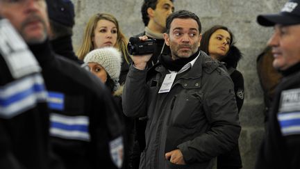 L'écrivain Yann Moix, caméra au poing, le 16 janvier 2017, à Calais (Pas-de-Calais), lors d'un déplacement d'Emmanuel Macron. (SARAH ALCALAY/SIPA)