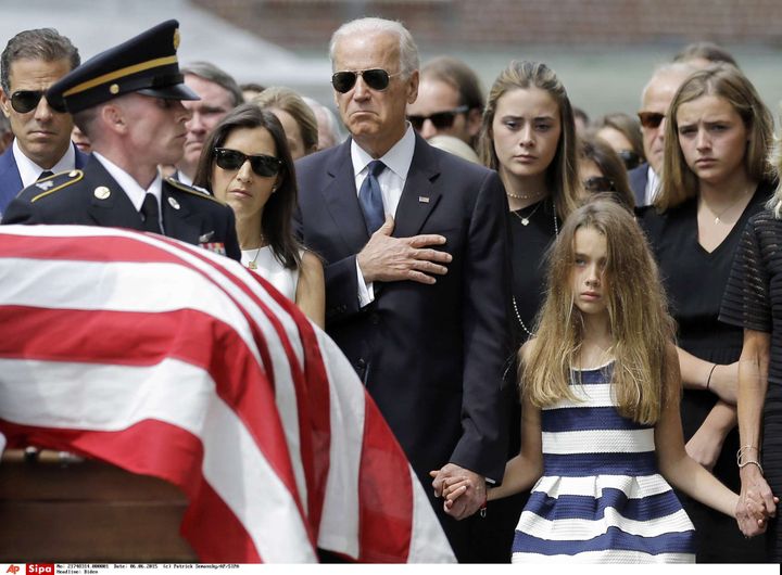 Joe Biden marche derrière le cercueil de son fils aîné Beau, mort d'un cancer du cerveau, le 6 juin 2015 à Wilmington (Delaware). (PATRICK SEMANSKY / AP / SIPA)