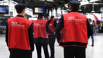 Des agents de la SNCF à la gare Saint-Lazare à Paris, en avril 2018.&nbsp; (BERTRAND GUAY / AFP)