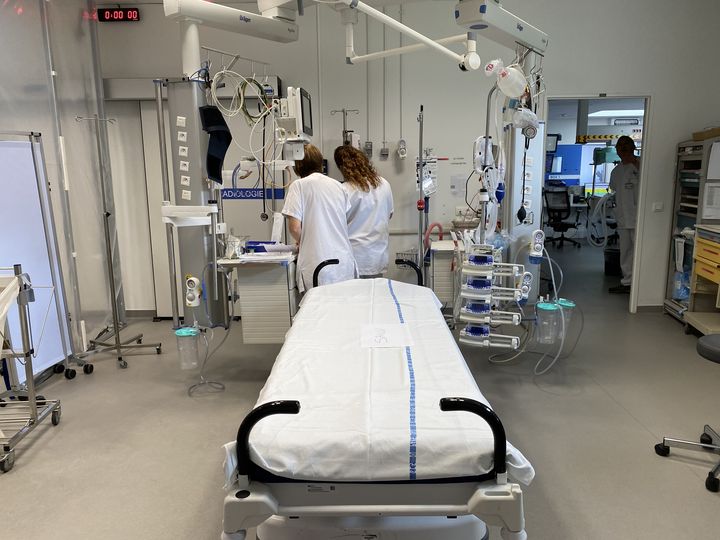 La salle des urgences vitales de l'hôpital d'Instruction des Armées Laveran, à Marseille (Bouches-du-Rhône), le 20 juin 2023. (RAPHAEL GODET / FRANCEINFO)