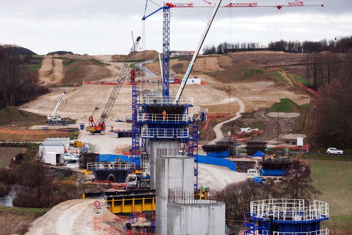 Les travaux du premier pont bâti pour la nouvelle ligne LGV entre Tours et Bordeaux, le 4 février 2013 à Roullet-Saint-Estèphe (Charente). (PIERRE DUFFOUR / AFP)