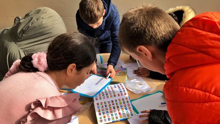 Les élèves de CM2 de l'école Marius-Morin de Gagny (Seine-Saint-Denis) planchent sur un "escape game" réalisé par leur institutrice, mardi 21 mars 2023. (RACHEL RODRIGUES / FRANCEINFO)