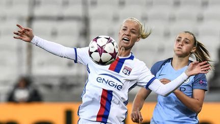 La milieu de terrain lyonnais Caroline Seger face à Georgia Stanway de Manchester City, en demi-finale de la Ligue des champions, le 29 avril 2017 à Lyon. (JEFF PACHOUD / AFP)