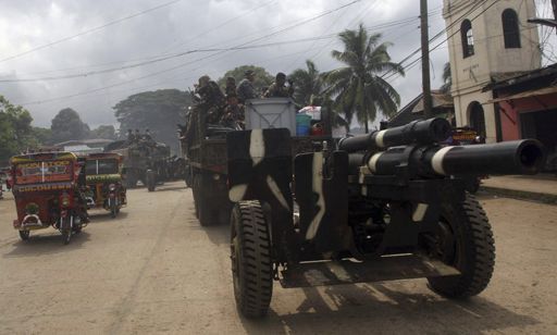 Camion militaire tirant une pièce d'artillerie (un Howitzet 105 mm) dans l'archipel de Sulu (sud des Philippibnes) le 16 octobre 2014 (Reuters - Stringer)