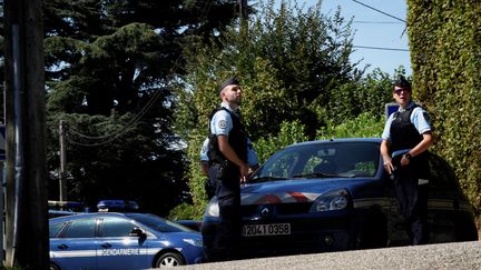 Des gendarmes, le 5 septembre 2017 à Domessin (Savoie), devant le domicile du principal suspect dans l'enquête sur la disparition de la petite Maëlys. (JEFF PACHOUD / AFP)