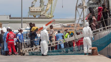 Des migrants arrivent dans un port de Palerme, en Sicile (Italie), le 30 mai 2015. (ANTONIO MELITA / CITIZENSIDE.COM / AFP)