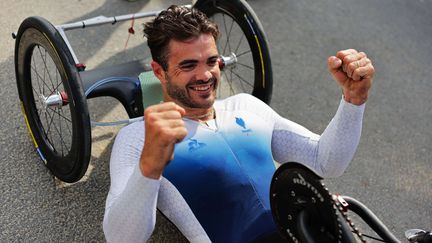 Mathieu Bosredon célèbre son sacre paralympique sur le contre-la-montre H3 aux Jeux de Paris 2024, le 4 septembre. (SIPA)