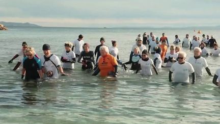 Pour rester en forme, testez la baignade en Méditerranée l'hiver (FRANCE 2)