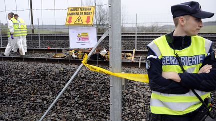 Des gendarmes enqu&ecirc;tent aux abords de la voie ferr&eacute;e o&ugrave; trois employ&eacute;s d'Alstom sont morts fauch&eacute;s lors d'un essai du nouveau train de la soci&eacute;t&eacute; sur une voie priv&eacute;e, le 1er d&eacute;cembre 2011 &agrave; Willeroncourt (Meuse). (JEAN-CHRISTOPHE VERHAEGEN / AFP)