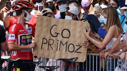 Le cycliste slovène Primoz Roglic pose avec une fan avant le départ de la 8e étape du Tour d'Espagne, le 21 août 2021. (JOSE JORDAN / AFP)