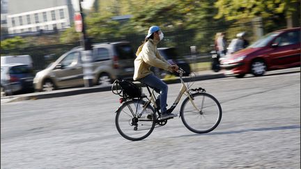 Illustration d'un cycliste à Paris, le 14 septembre 2018. (LUC NOBOUT / MAXPPP)