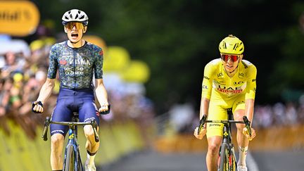 Jonas Vingegaard célèbre sa victoire devant Tadej Pogacar lors de la 11e étape du Tour de France, le 10 juillet 2024 au Lioran (Cantal). (JASPER JACOBS / BELGA MAG / AFP)