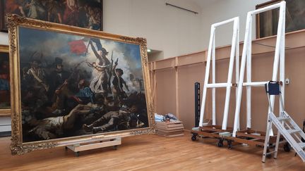 Le tableau "La Liberté guidant le peuple" d'Eugène Delacroix retrouve sa place au Louvre. (ANNE CHEPEAU / FRANCEINFO / RADIO FRANCE)