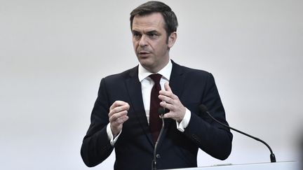 Le ministre de la Santé, Olivier Véran, le 25 février 2021 à Paris. (STEPHANE DE SAKUTIN / AFP)