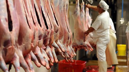 Un homme travaille dans un abattoir, le 18 septembre 2015, &agrave; Saint-Gaudens (Haute-Garonne). (REMY GABALDA / AFP)