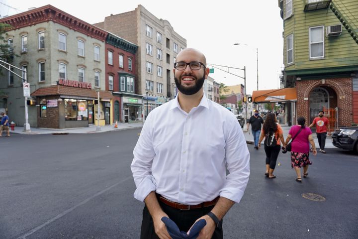 Yousef Saleh se rend dans sa circonscription,&nbsp;à Jersey City (New Jersey, Etats-Unis), le 26 août 2021. (MARIE-VIOLETTE BERNARD / FRANCEINFO)