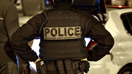 Un policier français de la brigade de lutte contre la criminalité, Brigade Anti-Criminalite de nuit (BAC N 75) est aperçu lors d’une patrouille de nuit à Paris le 16 octobre 2020. (THOMAS COEX / AFP)