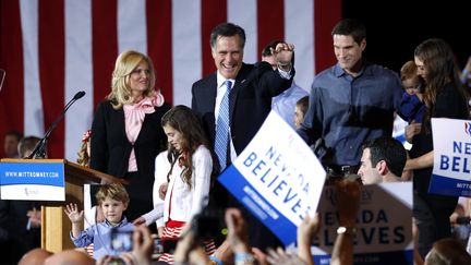 Le candidat &agrave; l'investiture r&eacute;publicaine Mitt Romney salue ses supporters apr&egrave;s l'annonce de sa victoire &agrave; Las Vegas, dans le Nevada (Etats-Unis), le 4 f&eacute;vrier 2012. (BRIAN SNYDER / REUTERS)