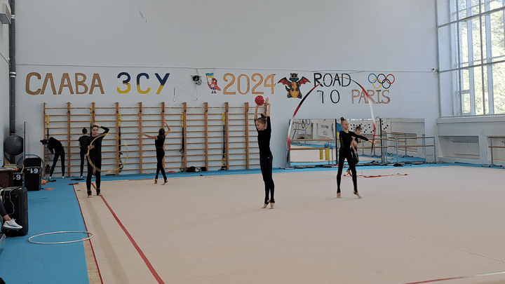 Les gymnastes s'entraînent pour les Jeux olympiques malgré la guerre.  (VIRGINIE PIRONON / RADIO FRANCE)