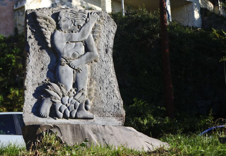 La sculpture "L'ange du feu" d'Alekos Fassianos, près de Naples (octobre 2015) (ROBERTA BASILE / CONTROLUCE VIA AFP)