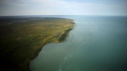 Vue aérienne du lac Balkhach au Kazakhstan. (PATRICK BAZ / AFP)