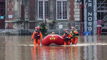 Des secours à Arques (Pas-de-Calais), le 4 janvier 2024. (DENIS CHARLET / AFP)