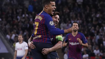 La joie de Coutinho avec Lionel Messi devant Harry Kane (ADRIAN DENNIS / AFP)