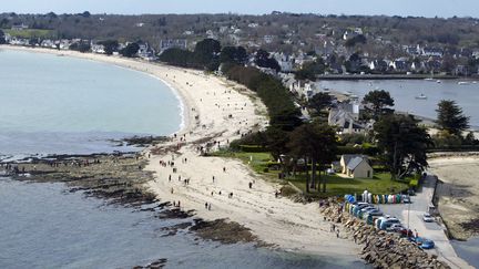 Une plage en baie de Concarneau, le 9 avril 2006. (MARCEL MOCHET / AFP)