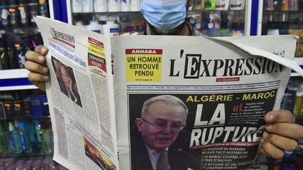 La "Une" du journal algérien l'Expression du 25 août 2021, revient sur la rupture des relations diplomatiques entre Algérie et Maroc. (RYAD KRAMDI / AFP)