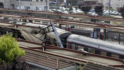 Sept personnes sont mortes dans le d&eacute;raillement d'un train Intercit&eacute;s &agrave; Br&eacute;tigny-sur-Orge (Essonne), le 13 juillet 2013. (KENZO TRIBOUILLARD / AFP)