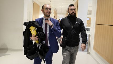 Éric Drouet et son avocat, le 5 juin 2019 au Palais de Justice de Paris. (AURORE MESENGE / AFP)