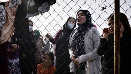 Des femmes protestent contre leurs conditions de vie au camp de réfugiés d'Hellinikon à Athènes lors de la visite du ministre grec de l'Immigration, le 6 février 2017.&nbsp; (LOUISA GOULIAMAKI / AFP)