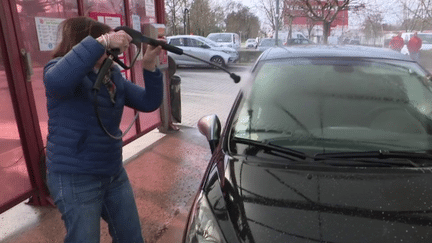 Les stations de lavage auto redoutent la sécheresse qui s’installe déjà en France, jeudi 16 mars. Certains exploitants ont donc modifié leur installation pour économiser l’eau. (France 3)