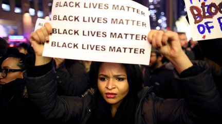 Pour protester contre la non-poursuite d'un policier blanc apr&egrave;s la mort d"un p&egrave;re de famille noir accus&eacute; de trafic de cigarettes, une manifestante new-yorkaise brandit une pancarte : "les vies noires comptent". (YANA PASKOVA / GETTY IMAGES NORTH AMERICA / AFP)