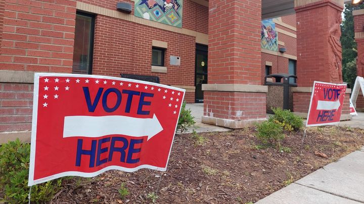 Des pancartes exhortant les gens à voter aux élections locales dans le comté de South Fulton, en Géorgie.  (JULIE PIÉTRI / RADIO FRANCE)