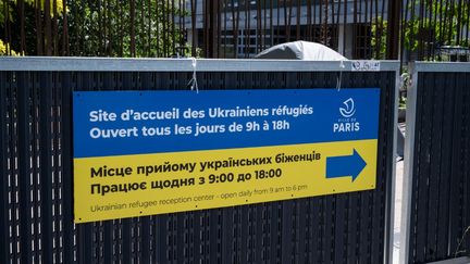 Un panneau indiquant l'entrée d'un site d'accueil et d'orientation pour les réfugiés du conflit ukrainien à Paris (France), le 9 juillet 2022. (RICCARDO MILANI / HANS LUCAS VIA AFP)