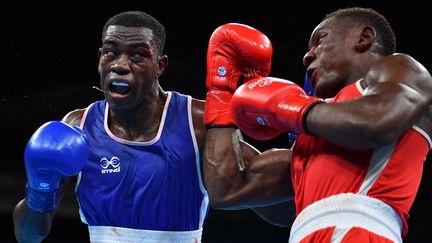 Christian Mbilli (à droite) lors de son huitième de finale olympique face à l'Equatorien Marlo Javier Delgado. (YURI CORTEZ / AFP)