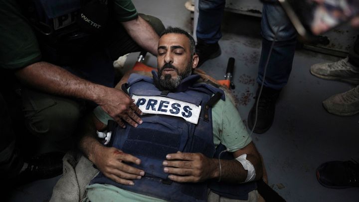 Le journaliste Sami Shahadeh arrive à l'hôpital à Deir el-Balah le 12 avril 2024, après avoir été blessé par une frappe. (AFP)