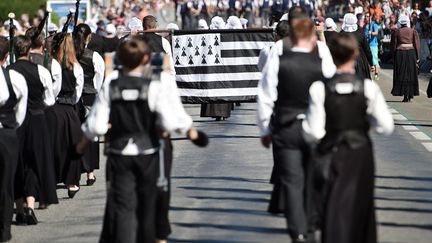 Le&nbsp;drapeau breton "Gwenn-ha-du"&nbsp;lors de la traditionnelle parade de rue du 46e Festival interceltique de Lorient en 2016. (JEAN-SEBASTIEN EVRARD / AFP)