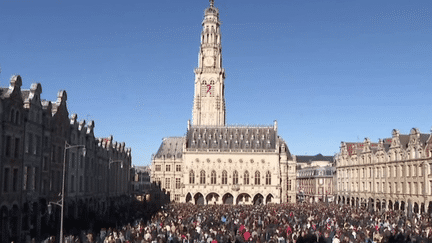 Les mots manquent toujours pour décrire la barbarie vécue à Arras (Pas-de-Calais). 48 heures après l’attaque islamiste qui a coûté la vie au professeur Dominique Bernard, l’émotion est au plus haut. Un hommage lui a été rendu dimanche 15 octobre. (franceinfo)