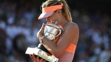 La Russe Maria Sharapova f&ecirc;te son second titre &agrave; Roland-Garros, le 7 juin 2014, &agrave; Paris. (PASCAL GUYOT / AFP)