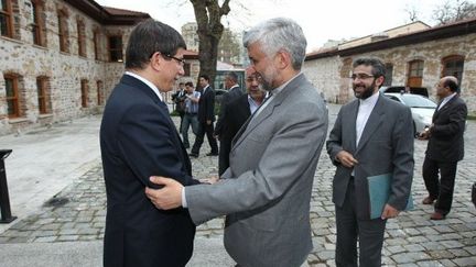 Le n&eacute;gociateur iranien sur le nucl&eacute;aire Saeed Jalili (droite) avec le ministre des Affaires &eacute;trang&egrave;res turc Ahmet Davutoglu, le 13 avril 2012. (HAKAN GOKTEPE / FOREIGN MINISTRY PRESS OFFICE)