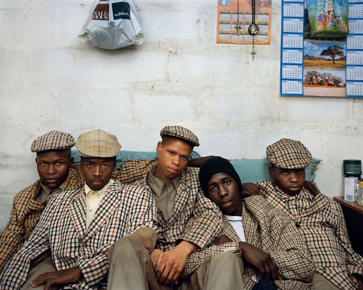 Pieter Hugo, "Loyiso Mayga, Wandise Ngcama, Lunga White, Luyanda Mzanti et Khungsile Mdolo après leur rite d'initiation", Mthatha, 2008
 (Pieter Hugo, courtesy Galerie Stevenson, Le Cap / Johannesburg et Yossi Milo, New York)