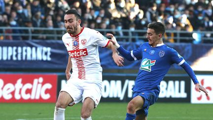 Andrew Jung (Nancy) devance&nbsp;Brandon Domingues&nbsp;(Troyes) lors du 32e de finale de Coupe de France, le 18 décembre au Stade de l'Aube.&nbsp; (FRANCOIS NASCIMBENI / AFP)