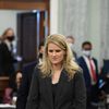 La lanceuse d'alerte américaine Frances Haugen, à l'origine des "Facebook Files", avant son audition devant une sous-commission du Sénat américain, le 5 octobre 2021 à Washington. (MATT MCCLAIN / GETTY IMAGES / AFP)