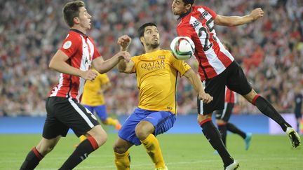 Luis Suarez pris dans la tenaille de l'Athletic Bilbao au match aller (ANDER GILLENEA / AFP)