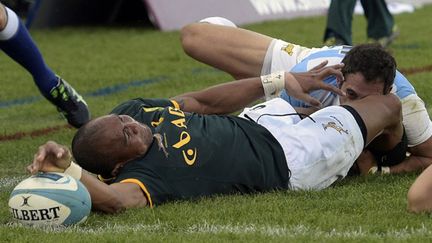 Joaquin Tuculet (Argentine) plaque le Springbok Cornal Hendricks: essai quand même (JUAN MABROMATA / AFP)