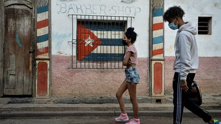 Des jeunes Cubains dans la rue à La Havane, en février 2021. (YAMIL LAGE / AFP)